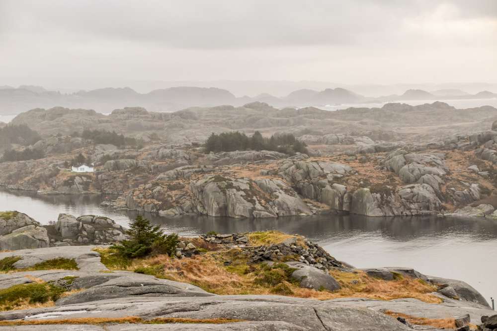 Tijdens een wandeling naar Eigerøy Fyr krijg je het gevoel dat je alleen op de wereld bent.