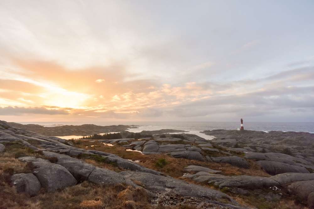 De Eigerøy Fyr is de eerste gietijzeren vuurtoren van Noorwegen, en heeft die typische rood-witte kleuren.