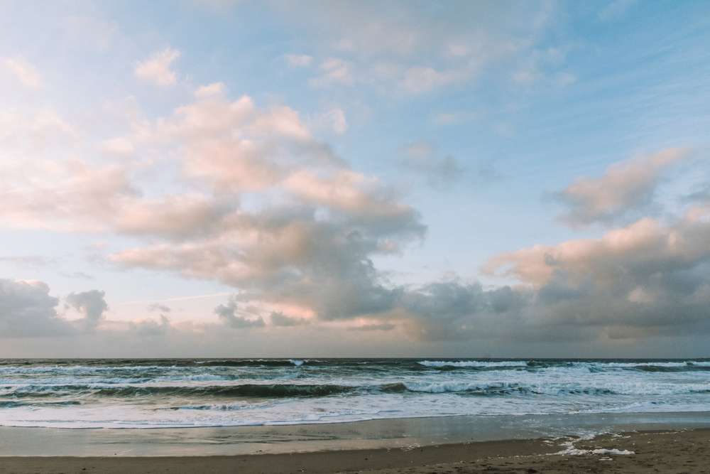 Tijdens een roadtrip in Noorwegen in de winter zie je de zee in al zijn kleuren.